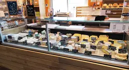 520-biocoop-orange-magasin-alimentation-bio-fromage-service-traditionnel-coupe.webp