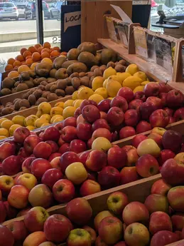 520-biocoop-orange-magasin-alimentation-bio-pomme-citron-fruit-saison.webp